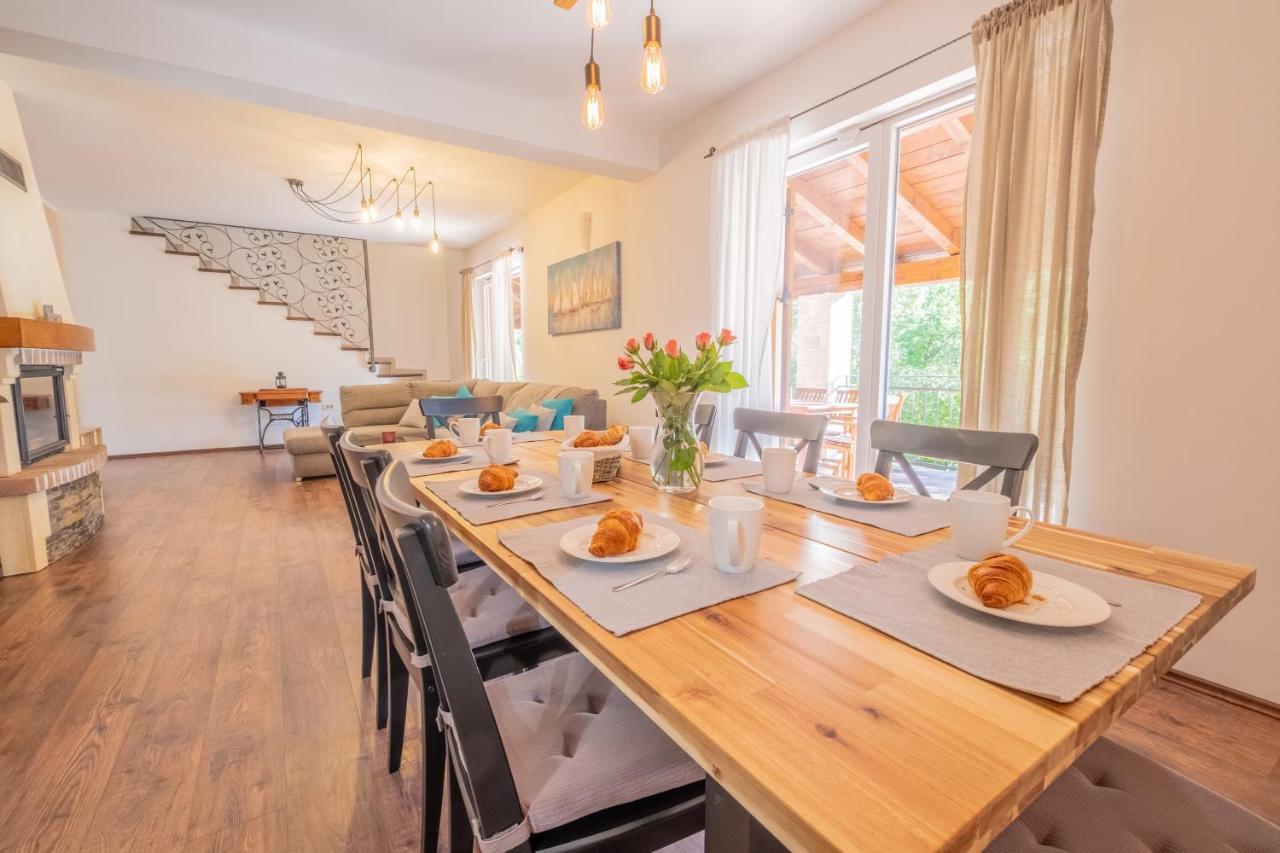 Amazing 4 Bedroom Villa With Swimming Pool And Wifi, Family Frendly Tribalj  Екстериор снимка