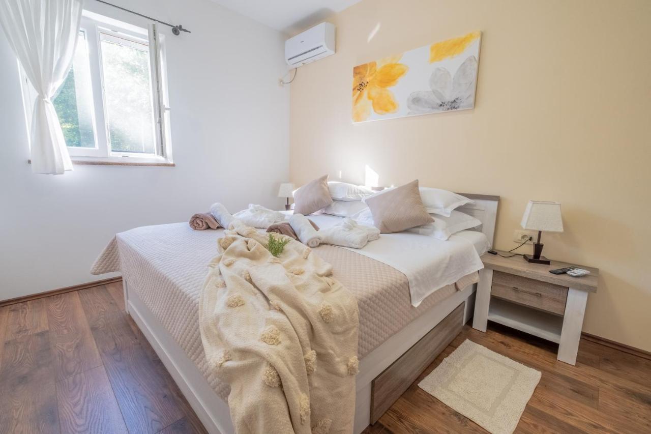 Amazing 4 Bedroom Villa With Swimming Pool And Wifi, Family Frendly Tribalj  Екстериор снимка