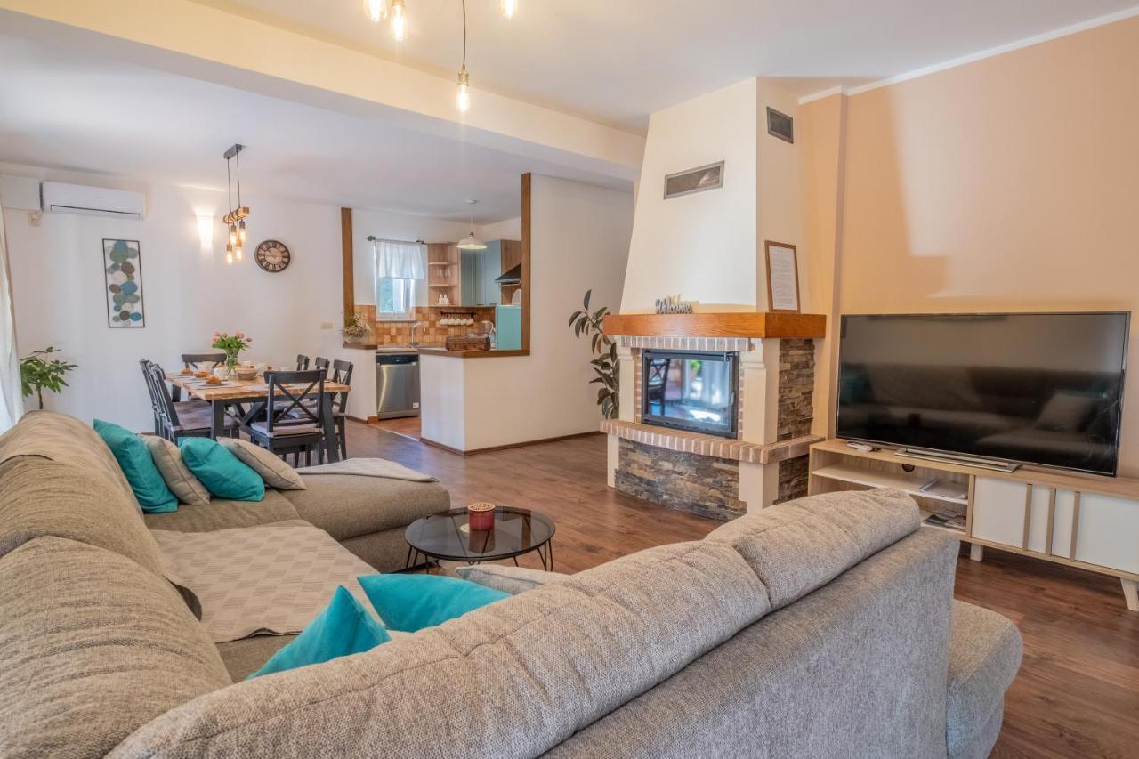Amazing 4 Bedroom Villa With Swimming Pool And Wifi, Family Frendly Tribalj  Екстериор снимка