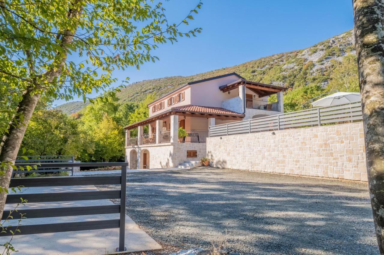 Amazing 4 Bedroom Villa With Swimming Pool And Wifi, Family Frendly Tribalj  Екстериор снимка