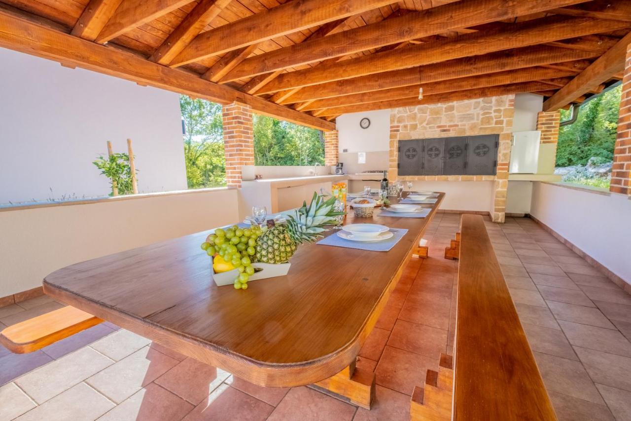 Amazing 4 Bedroom Villa With Swimming Pool And Wifi, Family Frendly Tribalj  Екстериор снимка